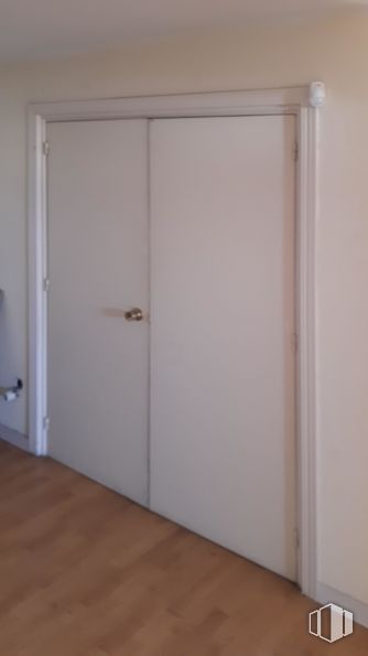 Oficina en alquiler en Calle Tierra de Barros, 2, Coslada, Madrid, 28820 con armario, edificio, puerta, accesorio, madera, suelos, cerrojo muerto, casa, tinte para madera y madera dura alrededor