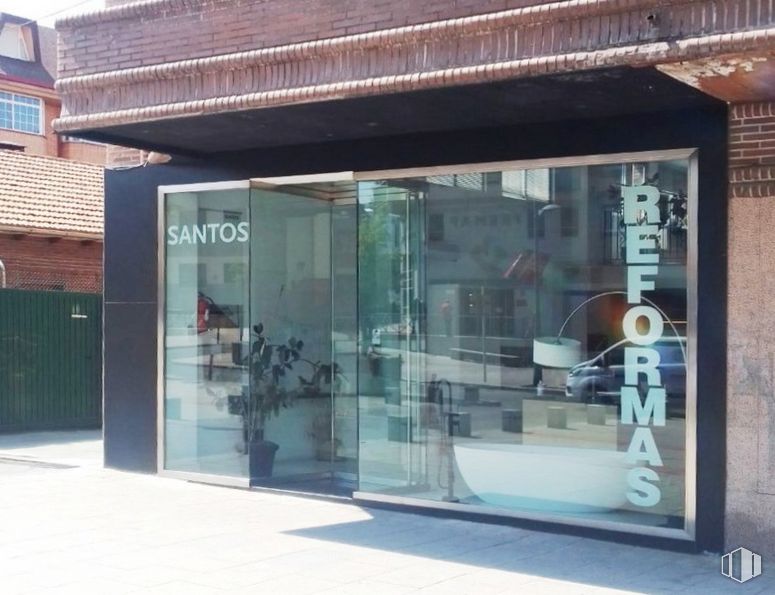 Local en venta en Zona centro, Collado Villalba, Madrid, 28400 con ventana, accesorio, puerta, sombra, fachada, venta al por menor, gas, vidrio, material compuesto y exterior del automóvil alrededor