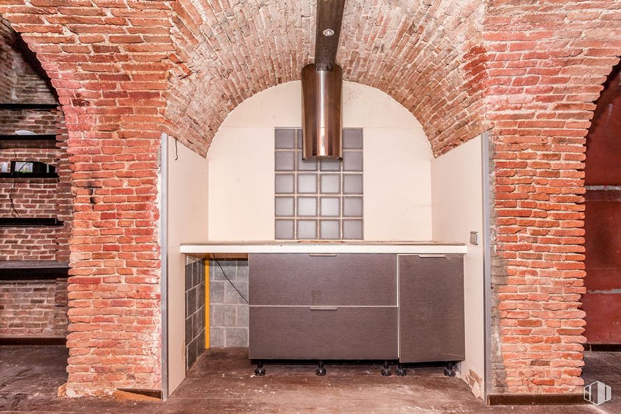 Retail for sale at Calle Espíritu Santo, Centro, Madrid, 28004 with cabinetry, lighting, brickwork, brick, fixture, wood, door, window, building and building material around