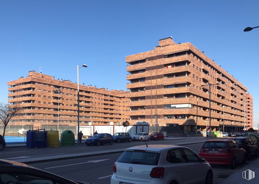 Retail for sale at Calle Doménico Veneciano, 3-5 , Seseña, Toledo, 45223 with car, building, sky, land vehicle, tire, property, vehicle, street light, wheel and infrastructure around