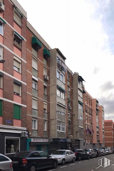 Retail for sale & for rent at Avenida Marqués de Corbera, 29, Ciudad Lineal, Madrid, 28017 with car, building, land vehicle, wheel, tire, property, cloud, sky, window and vehicle around