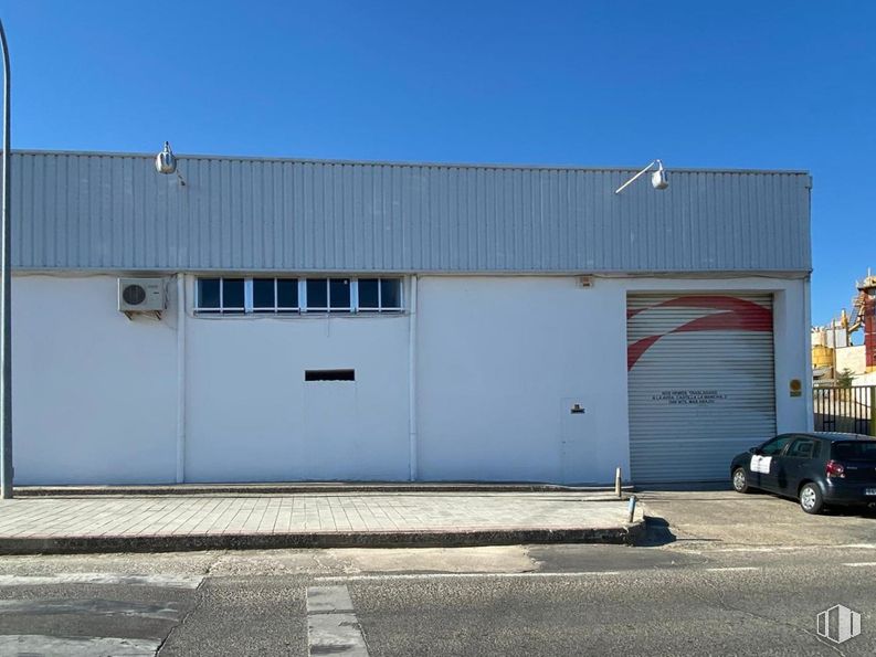 Nave en venta en Avenida Castilla la Mancha, Alameda de la Sagra, Toledo, 45240 con coche, cielo, luz de estacionamiento, neumático, asfalto, neumático de automoción, accesorio, rueda, edificio y material compuesto alrededor