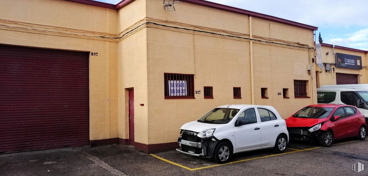 Industrial for sale at Paseo Talleres, 3, Villaverde, Madrid, 28021 with car, window, tire, wheel, automotive parking light, land vehicle, vehicle, automotive tire, automotive side-view mirror and automotive lighting around