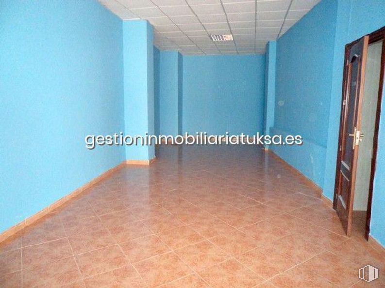 Retail for sale at Calle Virgen de las Angustias, Ávila, 05005 with door, building, blue, fixture, wood, paint, interior design, flooring, floor and wall around