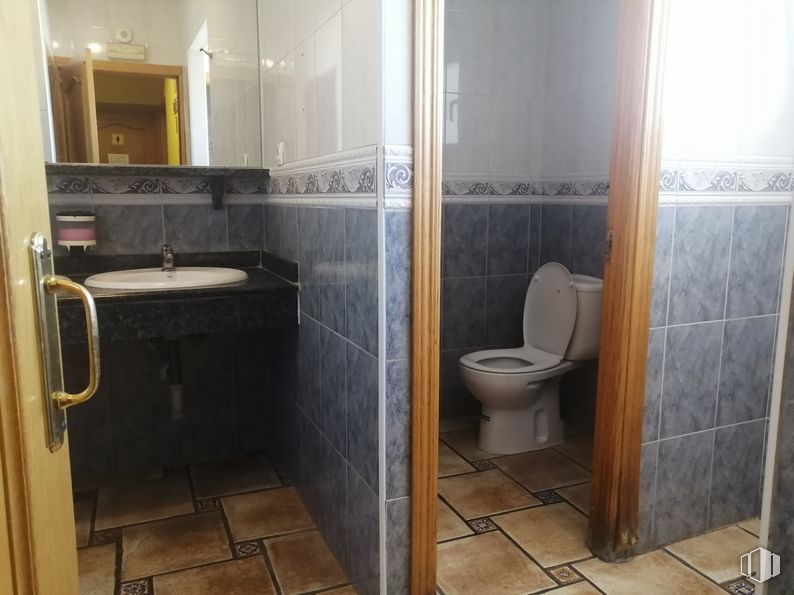 Retail for sale at Labajos, Labajos, Segovia, 40146 with toilet, sink, property, plumbing fixture, mirror, bathroom, building, fixture, tap and purple around