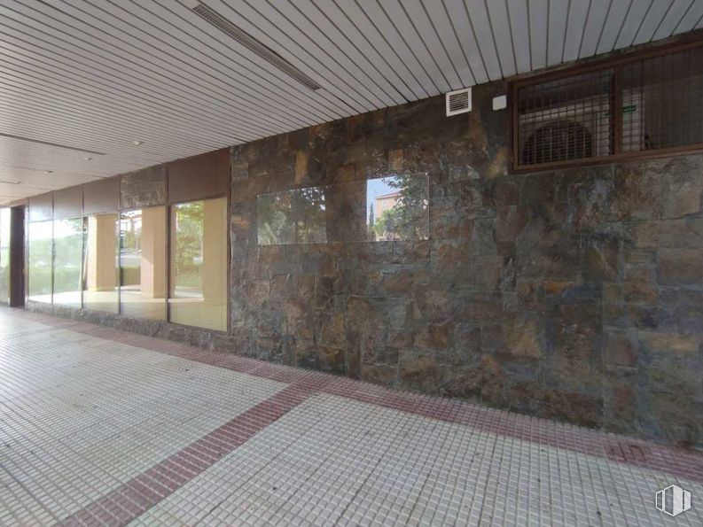 Retail for rent at Barrio Santa María de Benquerencia, Toledo, 45007 with window, flooring, floor, road surface, composite material, shade, building material, facade, ceiling and glass around