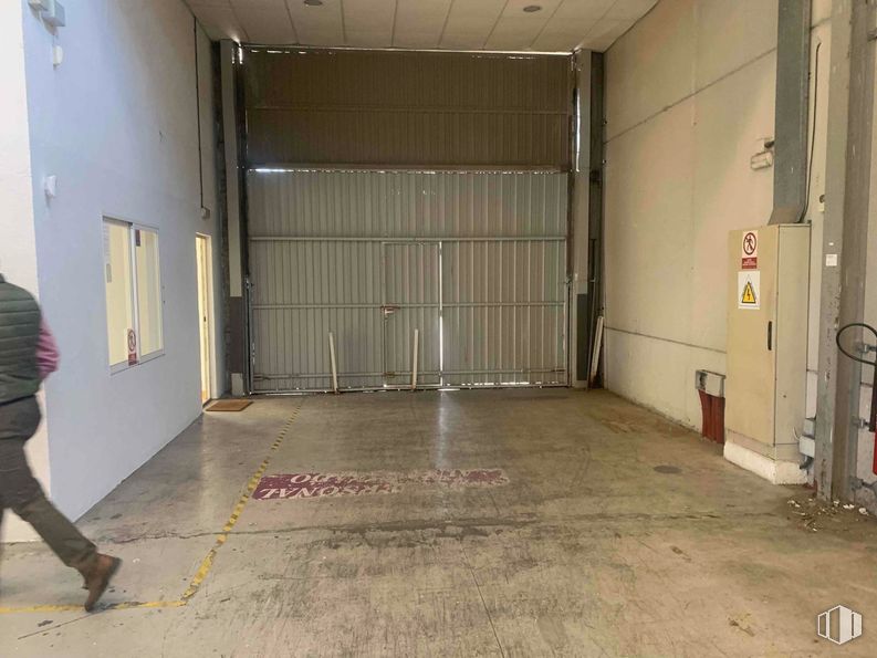 Industrial for rent at Zona industrial Alcalá de Henares, Alcalá de Henares, Madrid, 28806 with pants, person, door, footwear, clothing, floor, flooring, building material, garage and garage door around