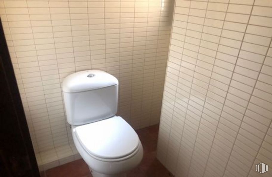 Office for sale at Plaza Salvador, Arévalo, Ávila, 05200 with toilet, toilet seat, bathroom, plumbing fixture, plumbing, fixture, line, urinal, flooring and bathroom accessory around