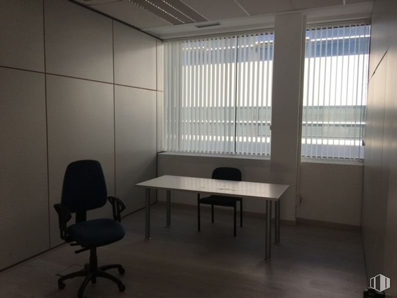 Oficina en venta en Edificio Oficant, Ronda Poniente, 15, Tres Cantos, Madrid, 28760 con silla, ventana, escritorio, mueble, mesa, edificio, madera, sombra, interiorismo y casa alrededor