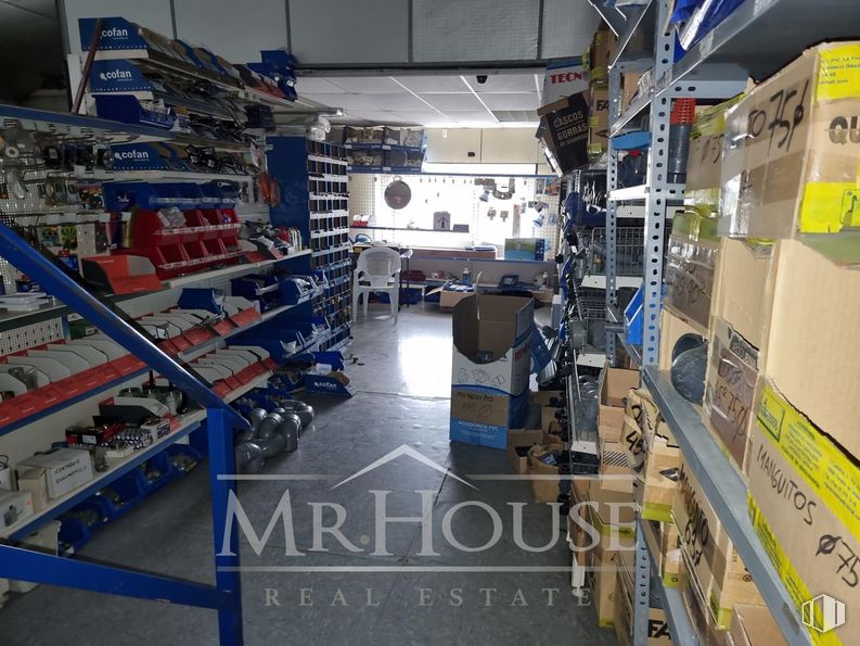 Industrial for rent at Calle Castaños, Torrejón de Velasco, Madrid, 28990 with motor vehicle, engineering, retail, building, machine, service, flooring, automotive design, electric blue and automotive tire around