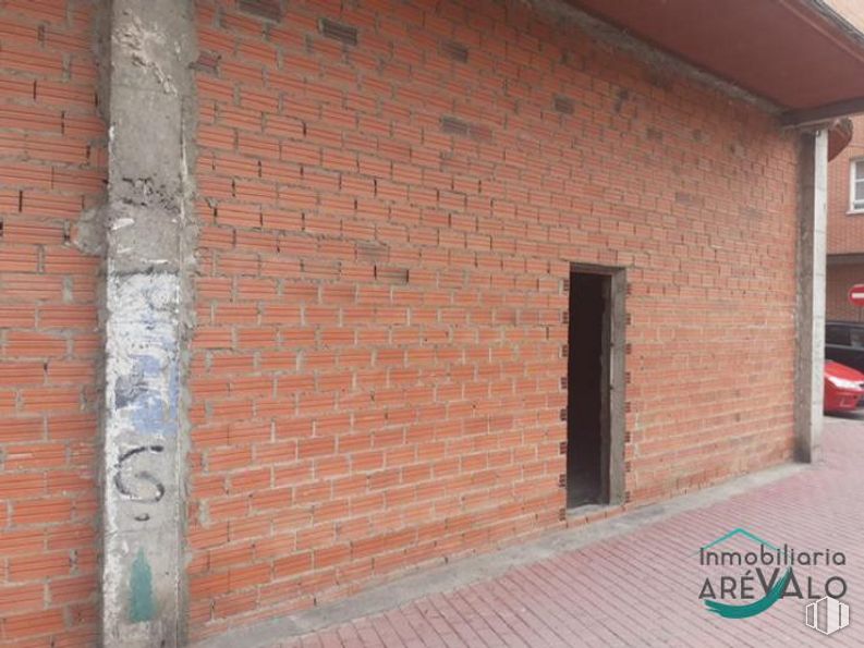 Retail for rent at Calle Mariano Gil, Arévalo, Ávila, 05200 with door, brickwork, wood, brick, building, building material, font, facade, road surface and sidewalk around