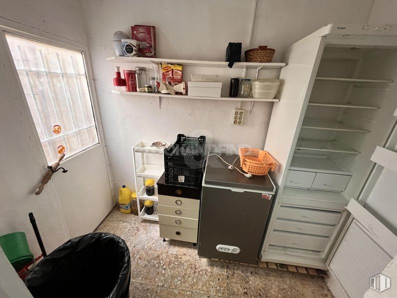 Local en venta en Calle Constitución, Daganzo de Arriba, Madrid, 28814 con bolsa, equipaje y bolsos, ebanistería, ventana, cajonera, madera, equipaje y maletas, casa, edificio y piso alrededor