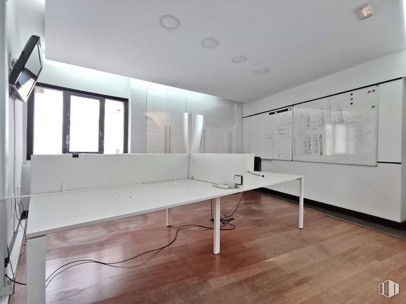 Office for rent at Avenida Comandante Franco, Chamartín, Madrid, 28016 with table, window, lighting, furniture, building, fixture, wood, hall, rectangle and interior design around