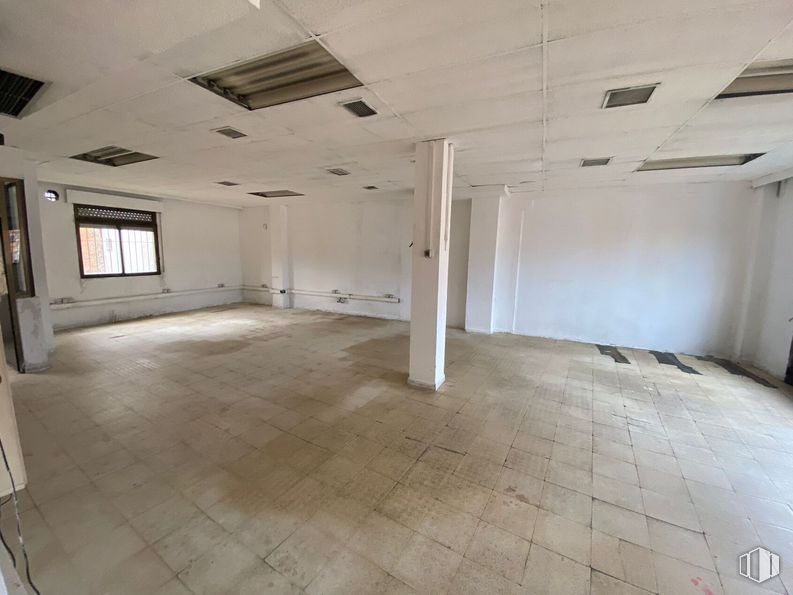 Retail for rent at Calle Cañete, Carabanchel, Madrid, 28019 with window, fixture, wood, hall, flooring, floor, ceiling, composite material, glass and building material around