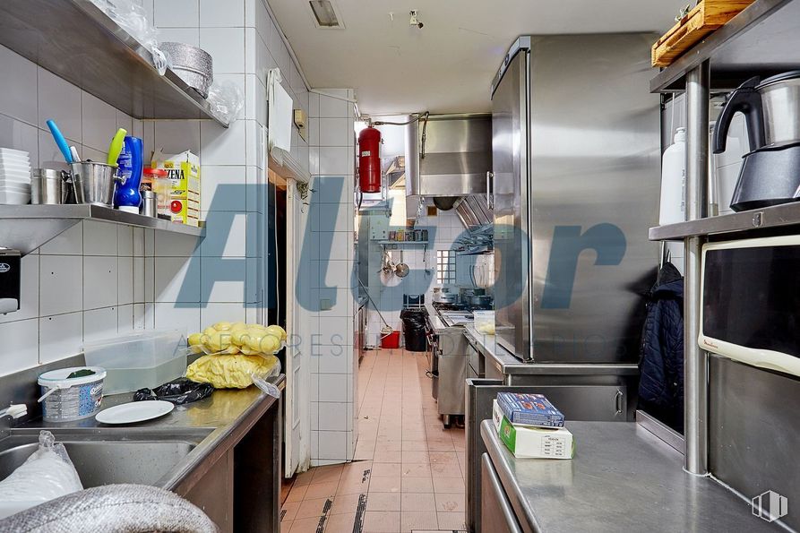 Local en venta en Zona Gaztambide, Chamberí, Madrid, 28015 con ebanistería, edificio, cocina, amarillo, fregadero, piso, casa, diseño automotriz, bienes raíces y accesorio de fontanería alrededor