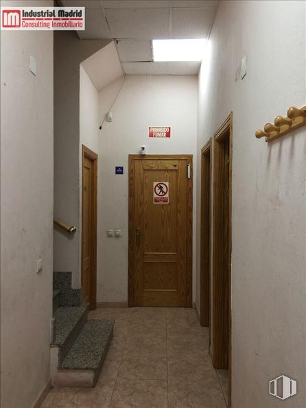 Industrial for sale at Zona Industrial El Álamo, El Álamo, Madrid, 28607 with door, wall, wood, flooring, floor, wood stain, hardwood, plywood, home door and dead bolt around