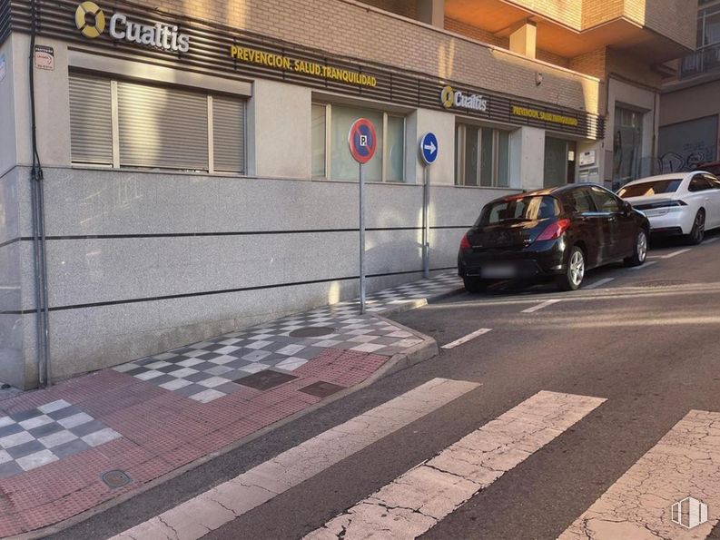 Retail for sale & for rent at Calle Rafael López de Haro, Cuenca, 16001 with car, window, automotive parking light, tire, wheel, vehicle, automotive lighting, building, road surface and asphalt around