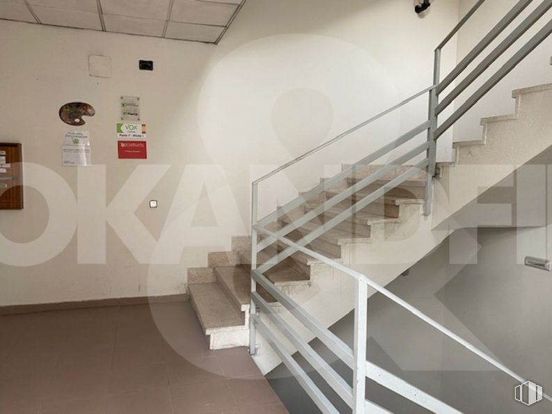 Office for rent at Ronda Buenavista, Toledo, 45005 with packaged goods, building, stairs, lighting, interior design, architecture, wood, flooring, floor and house around