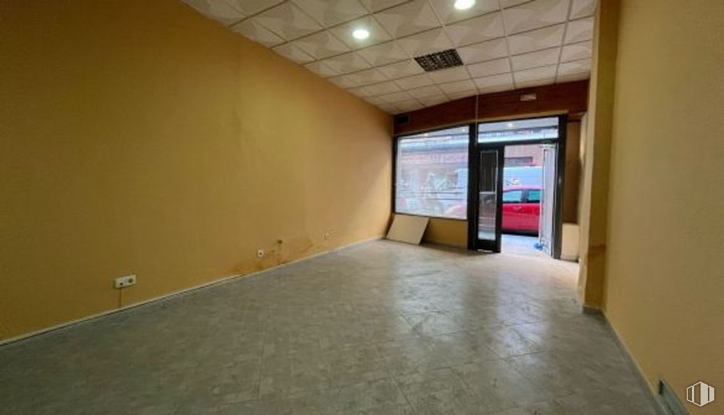 Retail for rent at Calle Ángel Alcazar, 8, Talavera de la Reina, Toledo, 45600 with property, wood, hall, fixture, flooring, hardwood, ceiling, plywood, building and room around