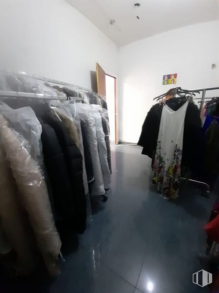 Local en venta en Centro Comercial Zoco, Calle Santa Teresa, 1, Arganda del Rey, Madrid, 28500 con vestir, ropa de calle, manga, gris, piso, diseño automotriz, pavimento, diseño de moda, accesorio y colgador de ropa alrededor