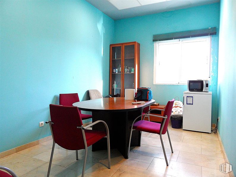 Industrial for sale at Polígono Los Olivos, Getafe, Madrid, 28906 with chair, window, kitchen & dining room table, furniture, table, cupboard, interior design, flooring, floor and desk around