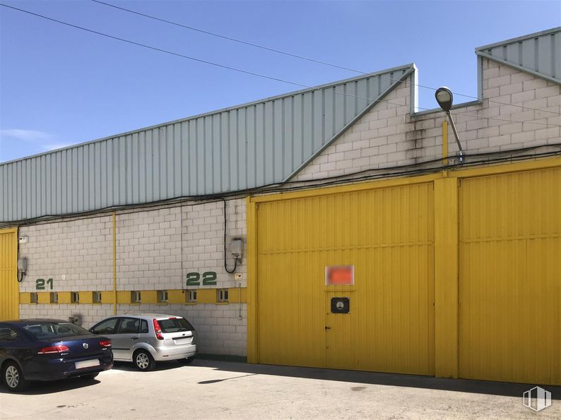 Industrial for rent at Polígono Industrial Albresa, Valdemoro, Madrid, 28342 with car, building, automotive parking light, tire, wheel, vehicle, sky, asphalt, automotive tire and automotive lighting around