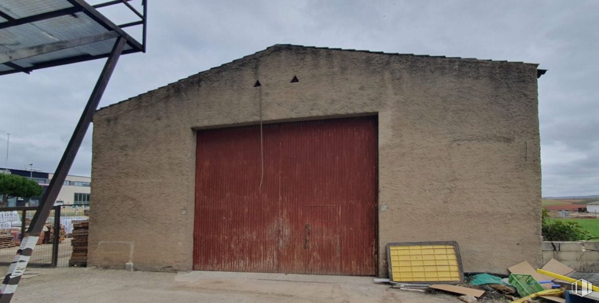 Industrial for sale at Calle Cava, Torrelaguna, Madrid, 28180 with door, wall, composite material, concrete, building material, brickwork, garage door, shed, gate and driveway around