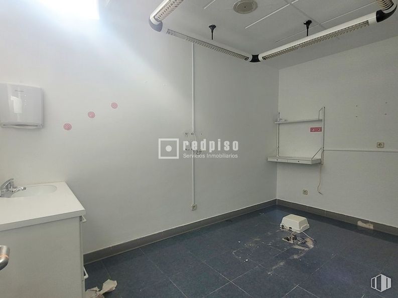 Local en alquiler en Calle Porto Lagos, Alcorcón, Madrid, 28924 con mueble de baño, propiedad, edificio, interiorismo, gris, suelo, suelos, gas, accesorio y techo alrededor