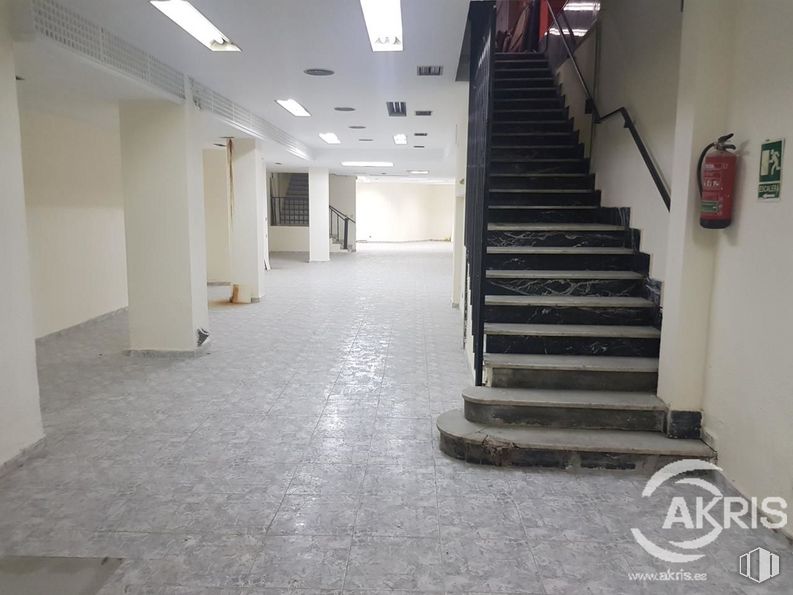 Retail for sale & for rent at Paseo Santa María de la Cabeza, Arganzuela, Madrid, 28019 with stairs, flooring, hall, fixture, floor, wood, ceiling, handrail, concrete and event around