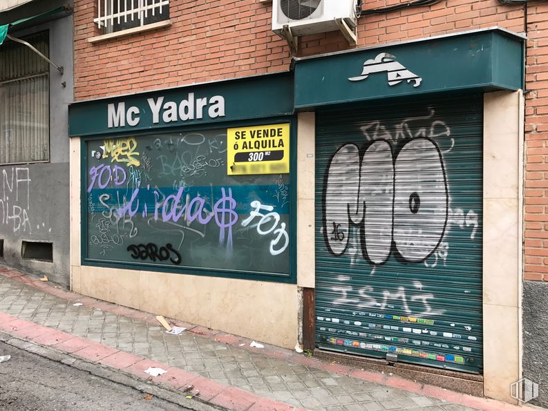 Retail for sale & for rent at Calle Antonia Calvo, 24, La Latina, Madrid, 28047 with window, building, daytime, handwriting, brickwork, brick, fixture, graffiti, font and neighbourhood around