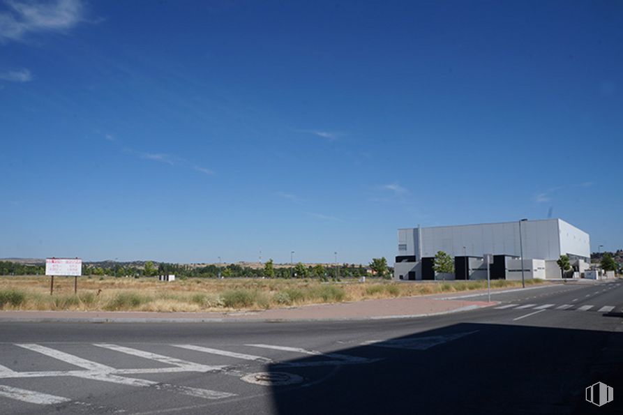 Land for sale at Calle Hoyo de Pinares, 17, Ávila, 05002 with building, sky, plant, asphalt, road surface, tar, urban design, tree, landscape and horizon around