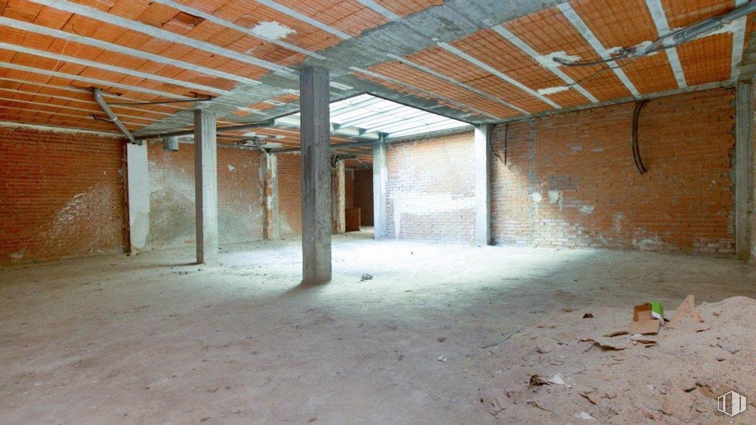 Local en venta en Calle Carmen Calzado, Alcalá de Henares, Madrid, 28801 con madera, suelo, suelos, haz, ladrillo, sombra, albañilería, techo, material de construcción y tintes y matices alrededor