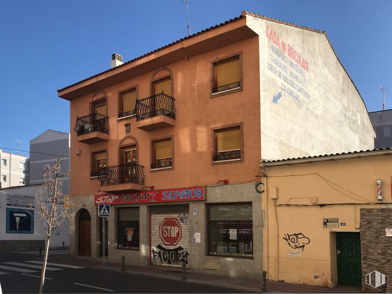 Retail for rent at Calle Los Curas, 44, Torrejón de Ardoz, Madrid, 28850 with window, building, sky, door, house, facade, real estate, fixture, city and road around