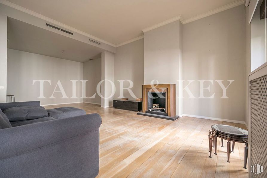 Oficina en alquiler y venta en Calle Serrano, Salamanca, Madrid, 28001 con chimenea, sofá, suelos, suelo, interiorismo, madera, techo, habitación, suelos de madera y apartamento alrededor