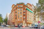 Retail for rent at Calle Beatriz de Bobadilla, 4, Moncloa - Aravaca, Madrid, 28040 with building, car, wheel, property, tire, window, sky, tree, vehicle and urban design around