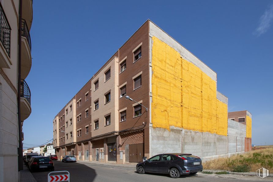 Retail for sale at Calle Mayor Villar, Ocaña, Toledo, 45300 with car, building, wheel, tire, sky, land vehicle, vehicle, window, road surface and asphalt around