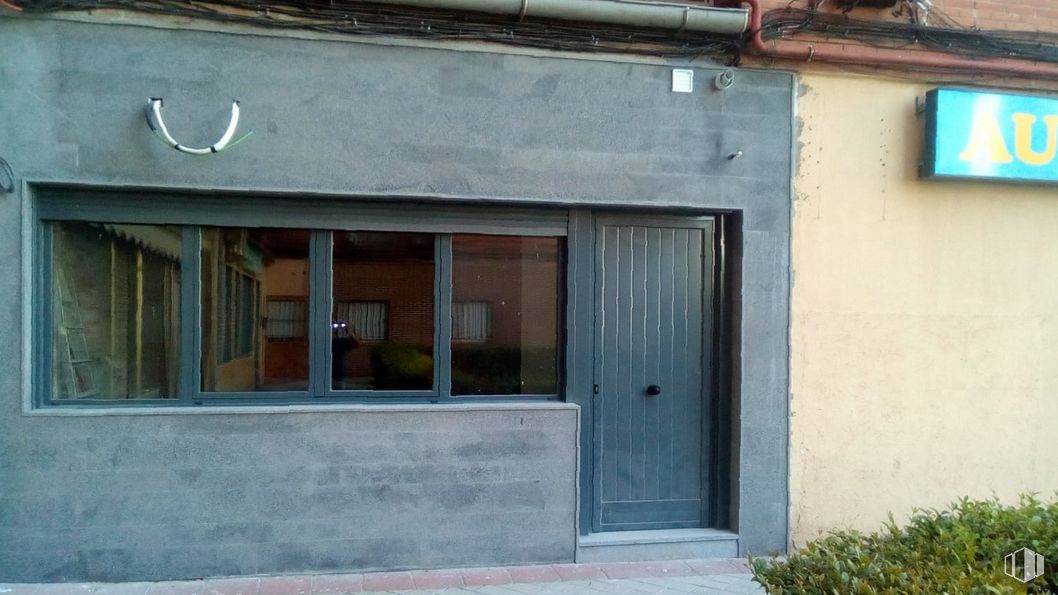 Local en venta en Calle Villalón, 5, Fuenlabrada, Madrid, 28941 con puerta, ventana, día, propiedad, accesorio, planta, madera, arquitectura, fachada y bienes raíces alrededor