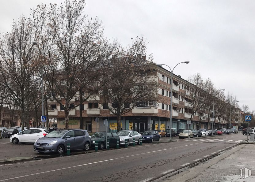 Retail for sale at Calle Ciudad de Bron, 2, Talavera de la Reina, Toledo, 45600 with car, building, automotive parking light, wheel, sky, cloud, tire, vehicle, window and motor vehicle around