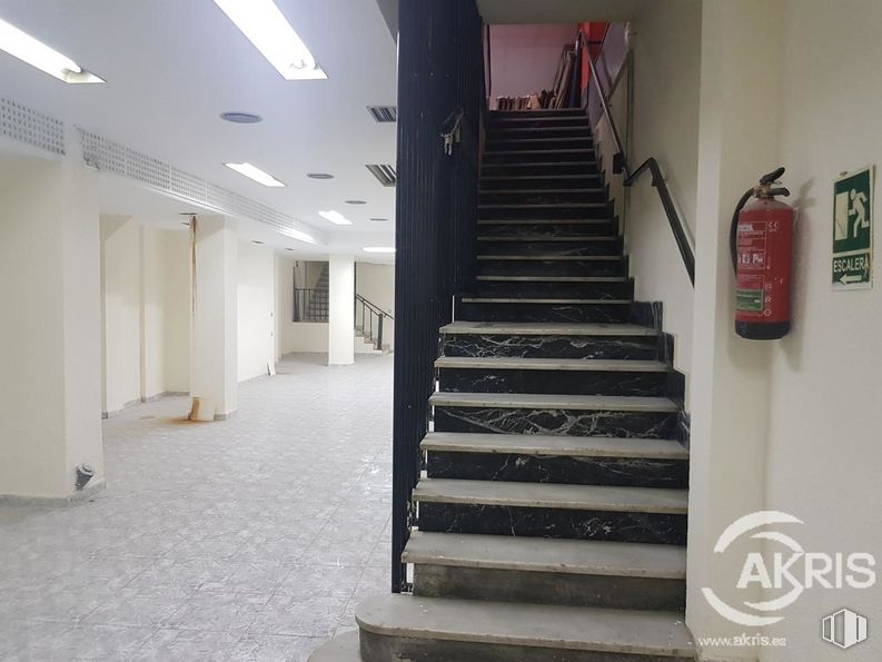 Retail for sale & for rent at Paseo Santa María de la Cabeza, Arganzuela, Madrid, 28019 with light fixture, lighting, stairs, fixture, fire extinguisher, interior design, flooring, floor, line and material property around