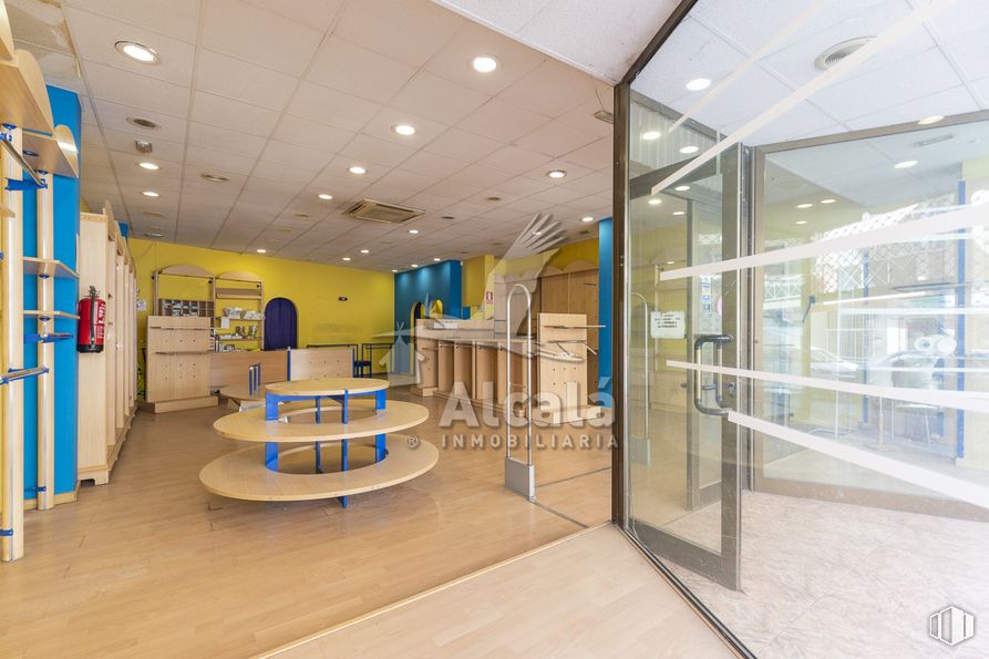 Retail for sale at Zona centro, Azuqueca de Henares, Guadalajara, 19200 with table, interior design, lighting, floor, flooring, glass, ceiling, retail, shelf and chair around