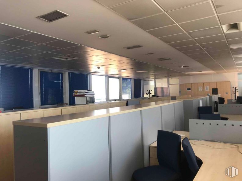 Office for rent at Polígono industrial Sur, San Sebastián de los Reyes, Madrid, 28700 with chair, desk, furniture, building, fixture, flooring, floor, ceiling, space and glass around