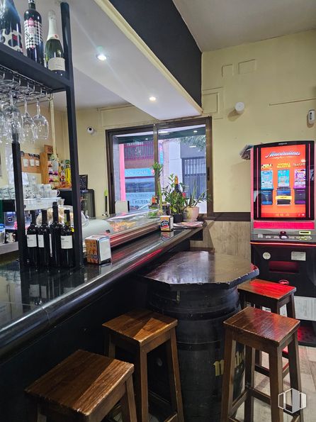 Retail for sale at Calle Doctor Esquerdo, 25, Salamanca, Madrid, 28028 with stool, wine bottle, bottle, drink, lighting, restaurant, bar, countertop, glass and bar stool around