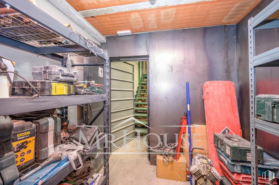 Industrial for sale at Calle Costa del Sol, Yuncos, Toledo, 45210 with ceiling, flooring, floor, shelving, metal, machine, engineering, shelf, workshop and basement around