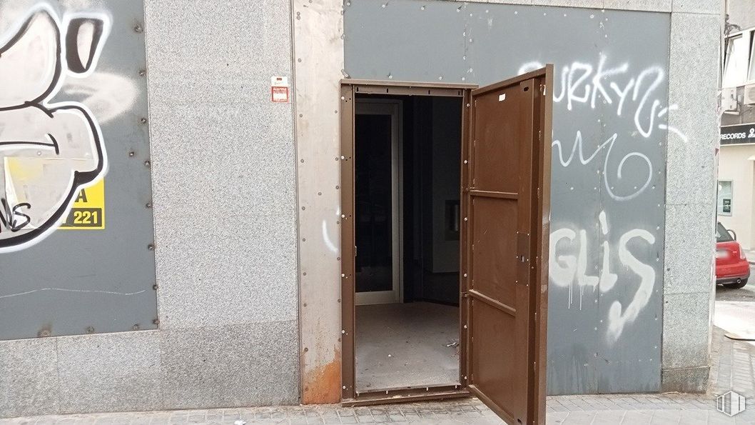 Retail for sale & for rent at Calle Pérez Ayuso, 1, Chamartín, Madrid, 28002 with wardrobe, door, fixture, wall, wood, gas, home door, composite material, font and facade around