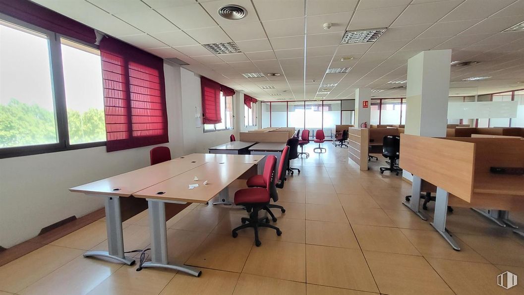 Oficina en alquiler en Calle Albasanz, San Blas - Canillejas, Madrid, 28037 con silla, escritorio, mesa, ventana, mueble, edificio, hall, interiorismo, suelos y mesa de conferencias alrededor