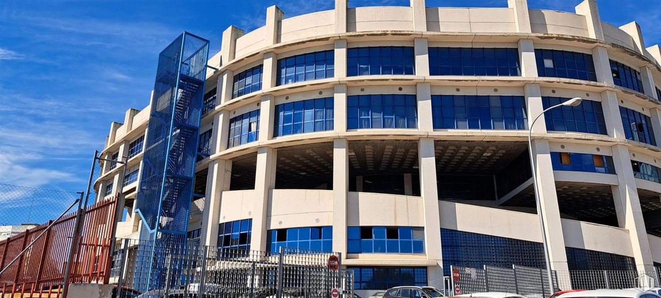 Industrial for sale at Calle Vía de los Poblados, Hortaleza, Madrid, 28033 with building, sky, blue, car, urban design, wheel, condominium, tower block, window and commercial building around