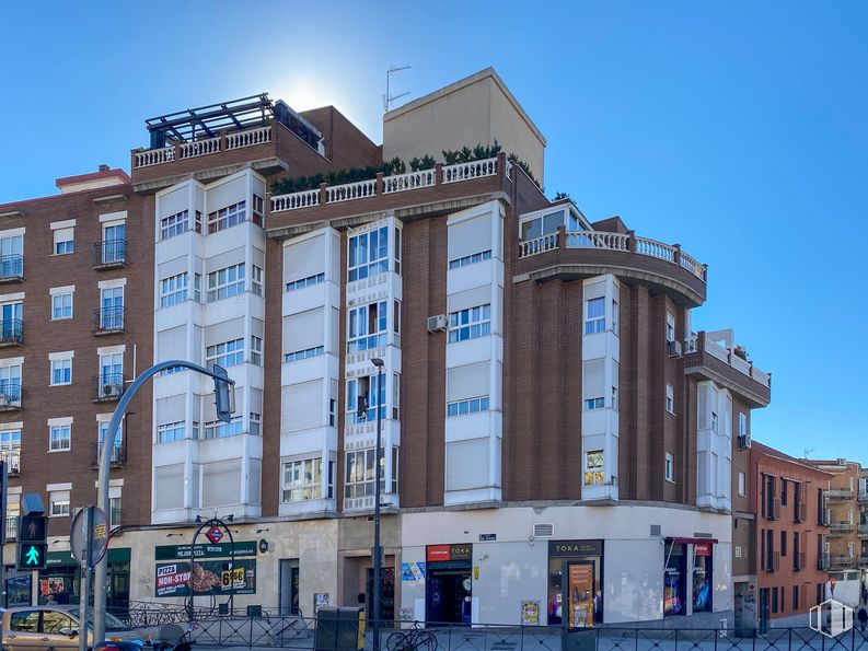 Retail for sale & for rent at Calle San Cipriano, 44, Vicálvaro, Madrid, 28032 with building, sky, window, tire, condominium, tower block, urban design, street light, neighbourhood and residential area around