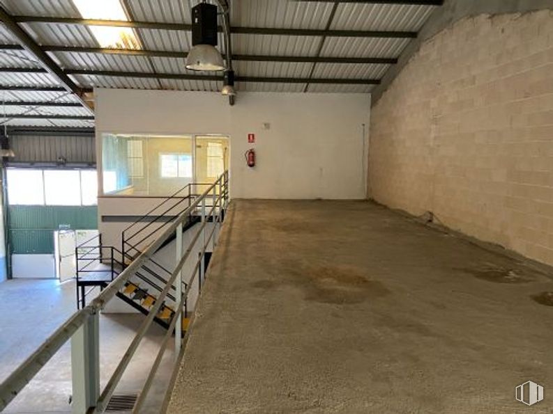 Industrial for sale at Calle Príncipe de Asturias, Villarejo de Salvanés, Madrid, 28590 with light fixture, wood, floor, hall, flooring, door, wall, beam, concrete and house around