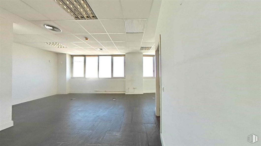 Office for sale at Edificio Altagracia I, Calle Segundo Mata, 1, Pozuelo de Alarcón, Madrid, 28224 with light fixture, window, lighting, flooring, floor, ceiling, interior design, glass, hall and daylighting around