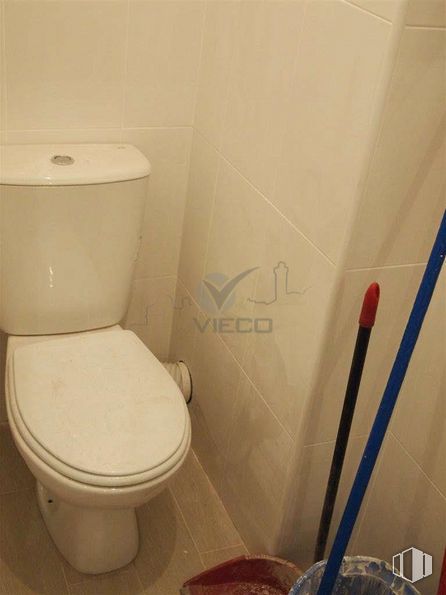 Retail for sale & for rent at Zona Centro, Cuenca, 16002 with toilet, property, toilet seat, bathroom, flooring, household supply, floor, gas, wood and hardwood around